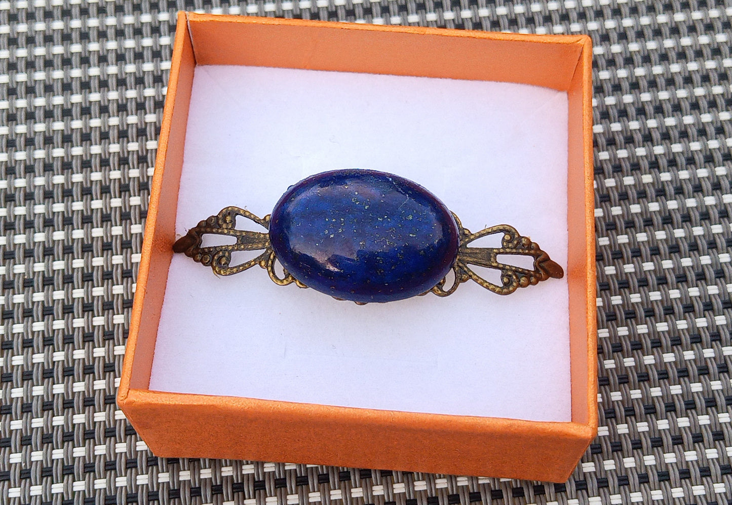 Královská modř: Brož s Lapis Lazuli ve vintage stylu