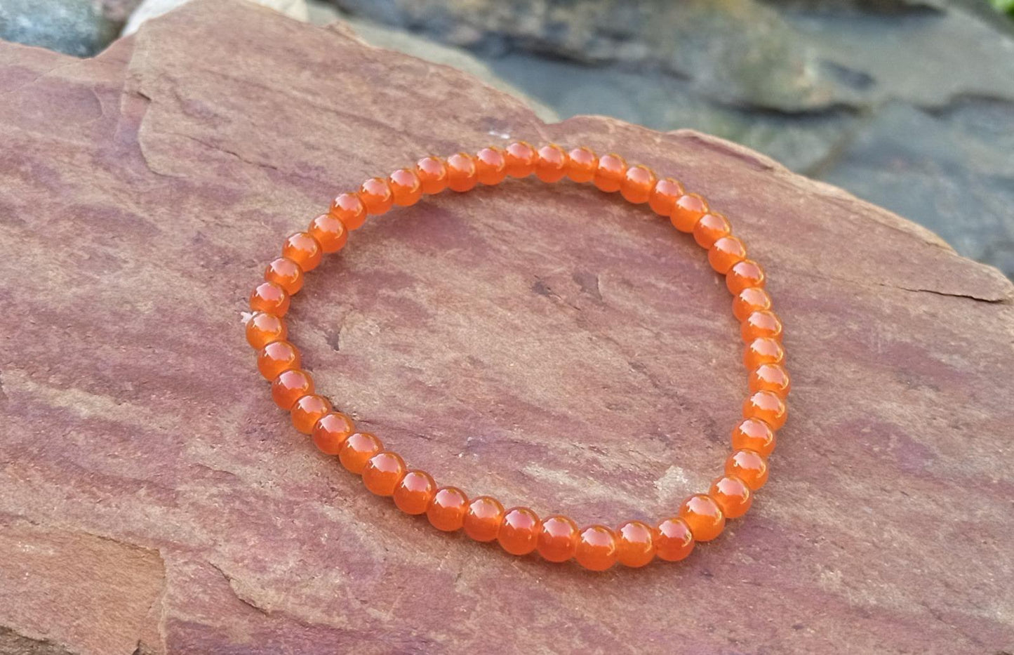 Jemný pružný náramek z červeného achátu (3 mm)
