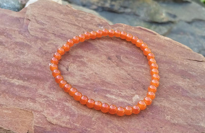 Jemný pružný náramek z červeného achátu (3 mm)