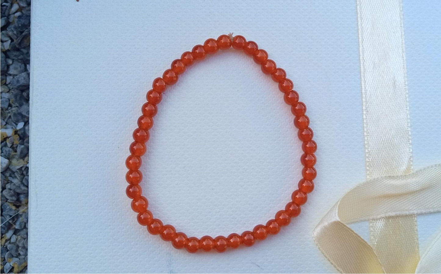 Jemný pružný náramek z červeného achátu (3 mm)