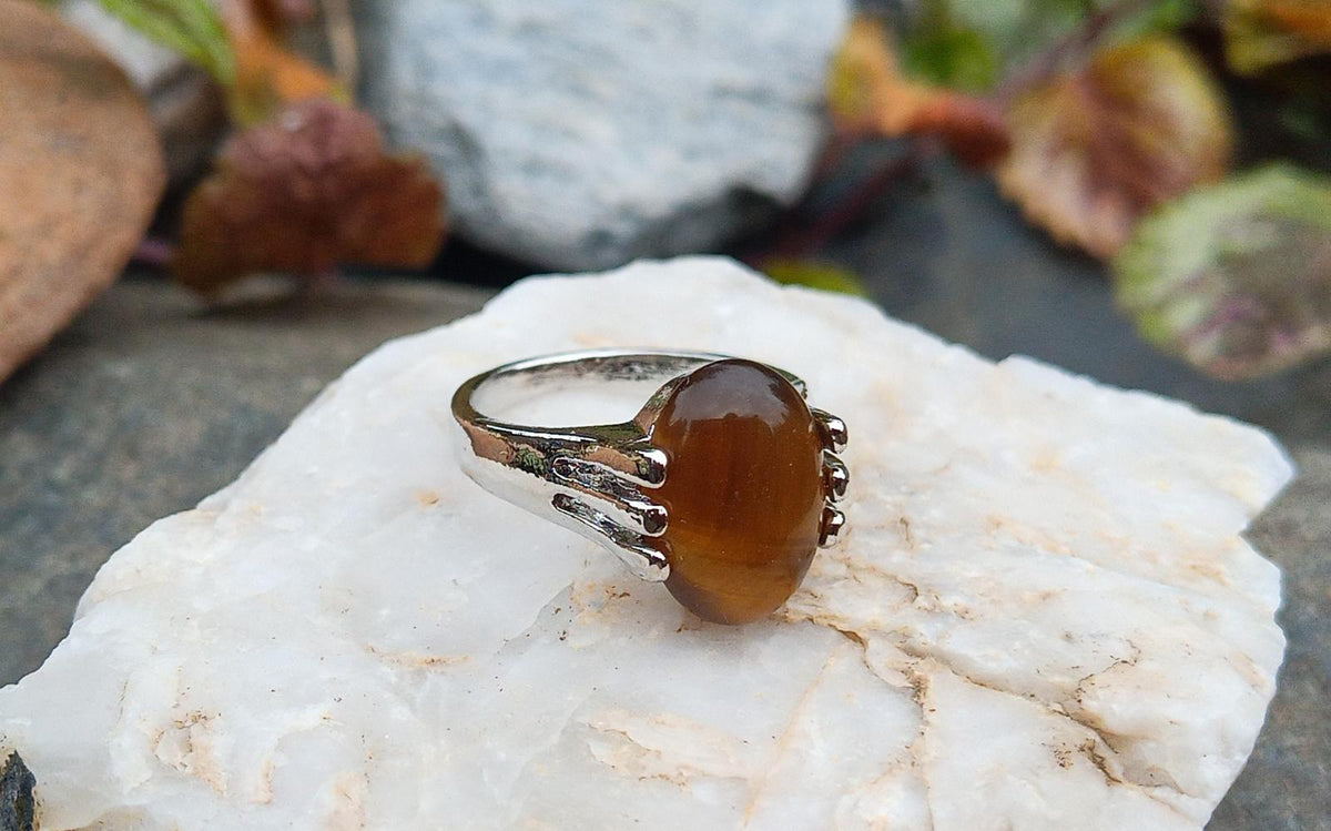 Charismatický prsten s tygřím okem a originálním designem obroučky
