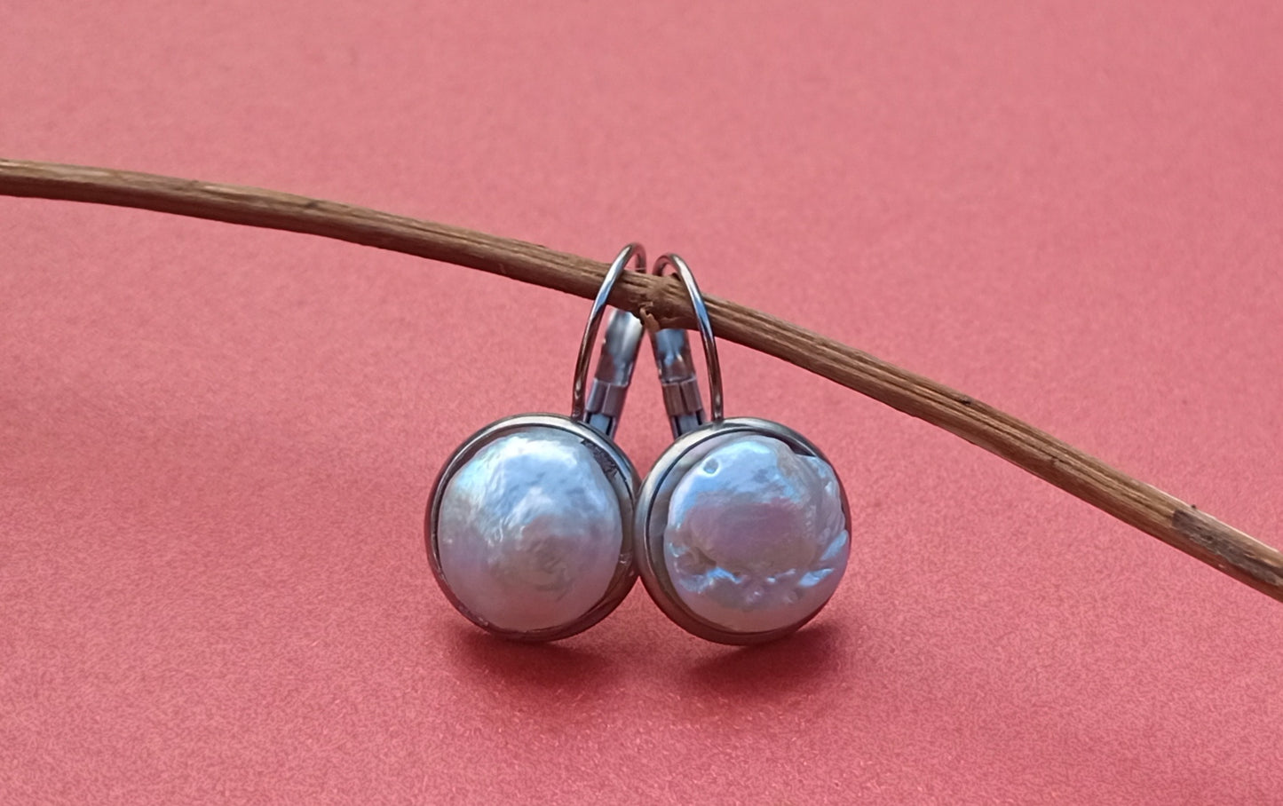 Okouzlující náušnice: Luxus pravých perel a odolnost oceli