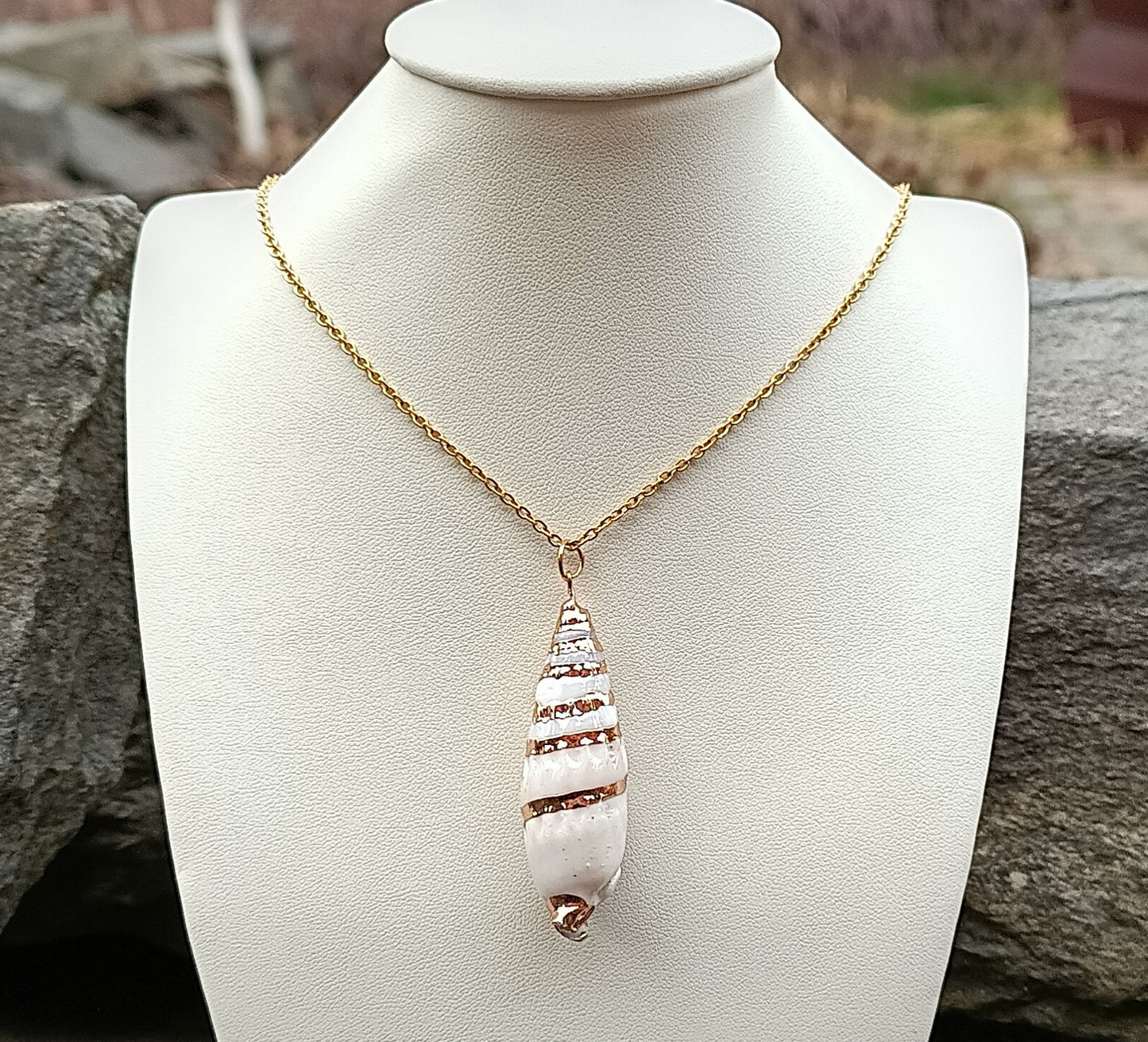 Elegantní náhrdelník s filipínskou mušlí na pozlaceném řetízku z chirurgické oceli