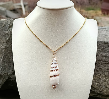 Elegantní náhrdelník s filipínskou mušlí na pozlaceném řetízku z chirurgické oceli
