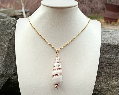 Elegantní náhrdelník s filipínskou mušlí na pozlaceném řetízku z chirurgické oceli