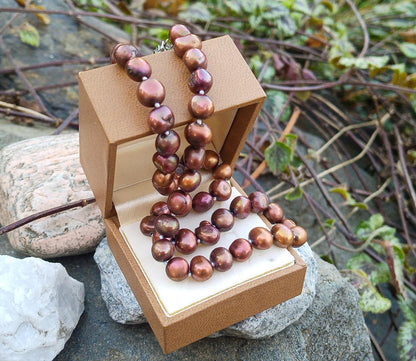🍫 Čokoládové pohlazení: Náhrdelník z říčních perel s uzlíkovou vazbou