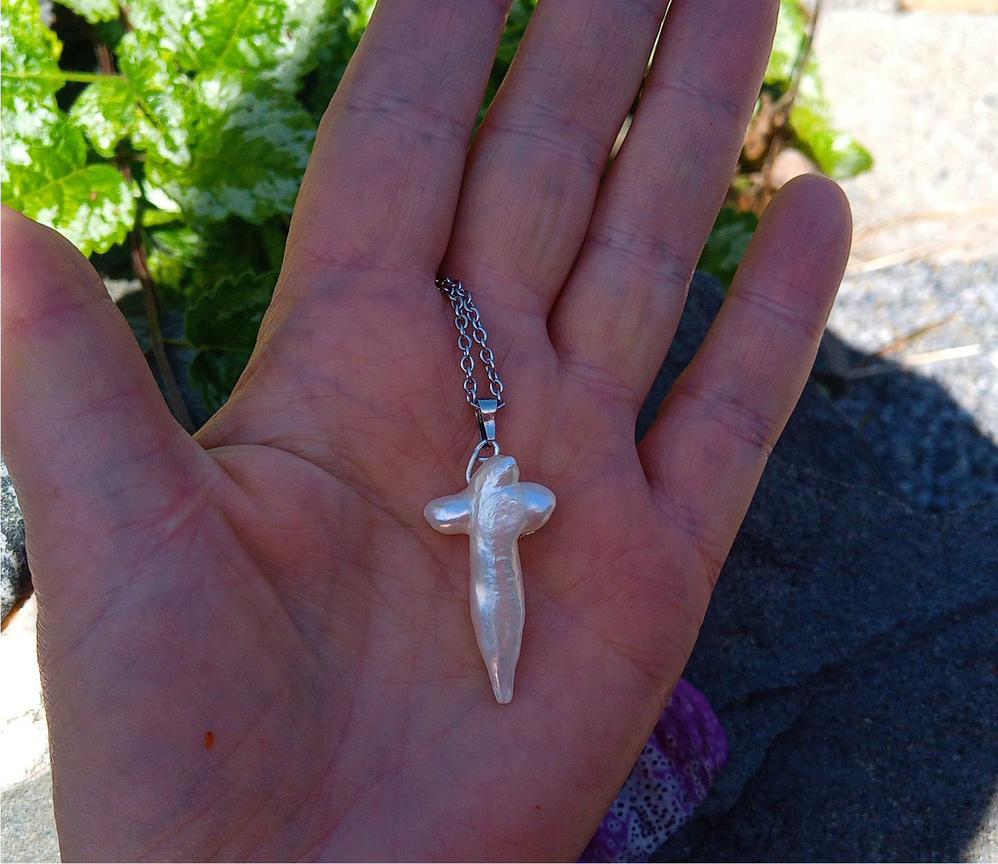 Jihomořská perla Cross na řetízku z chirurgické oceli - unikátní náhrdelník