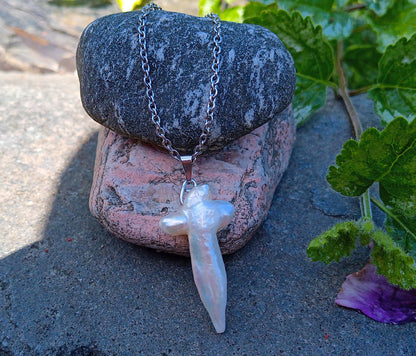 Jihomořská perla Cross na řetízku z chirurgické oceli - unikátní náhrdelník