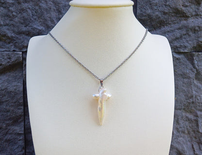 Jihomořská perla Cross na řetízku z chirurgické oceli - unikátní náhrdelník