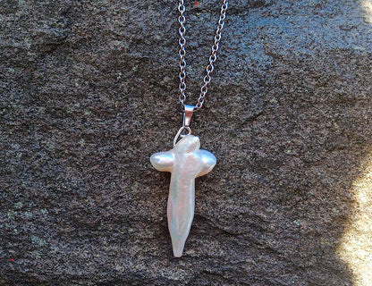 Jihomořská perla Cross na řetízku z chirurgické oceli - unikátní náhrdelník