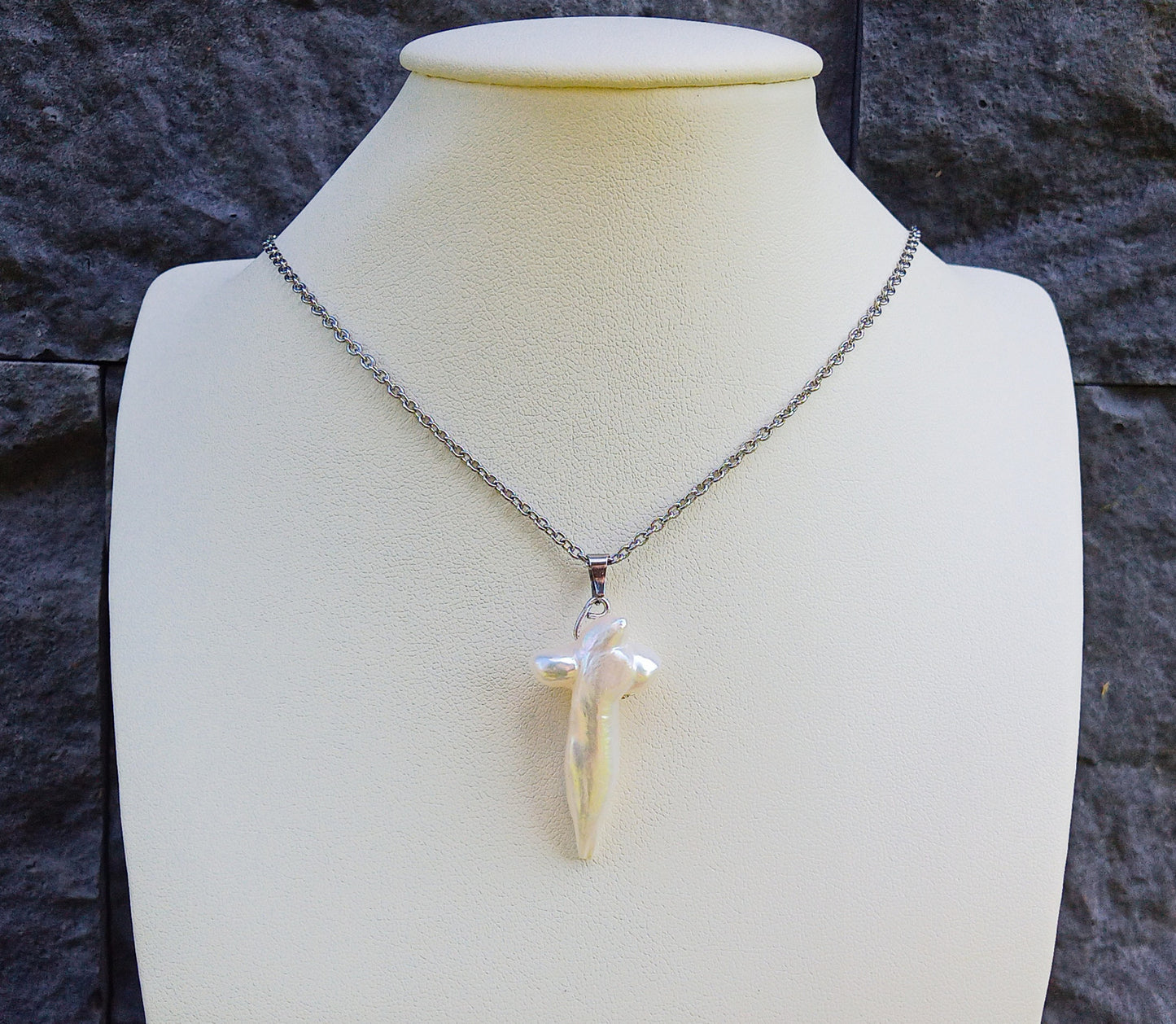 Jihomořská perla Cross na řetízku z chirurgické oceli - unikátní náhrdelník