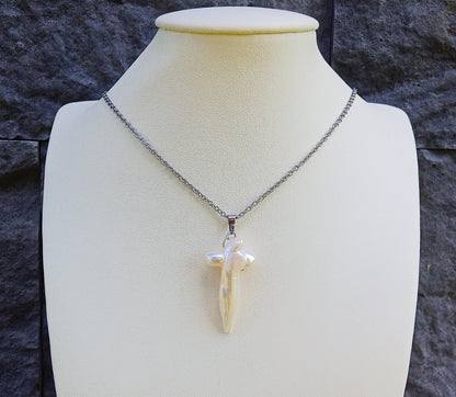 Jihomořská perla Cross na řetízku z chirurgické oceli - unikátní náhrdelník