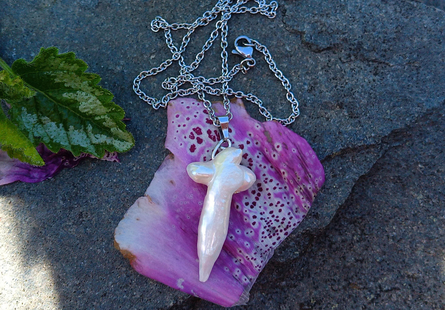 Jihomořská perla Cross na řetízku z chirurgické oceli - unikátní náhrdelník