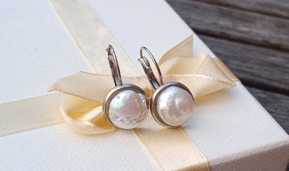 Okouzlující náušnice: Luxus pravých perel a odolnost oceli