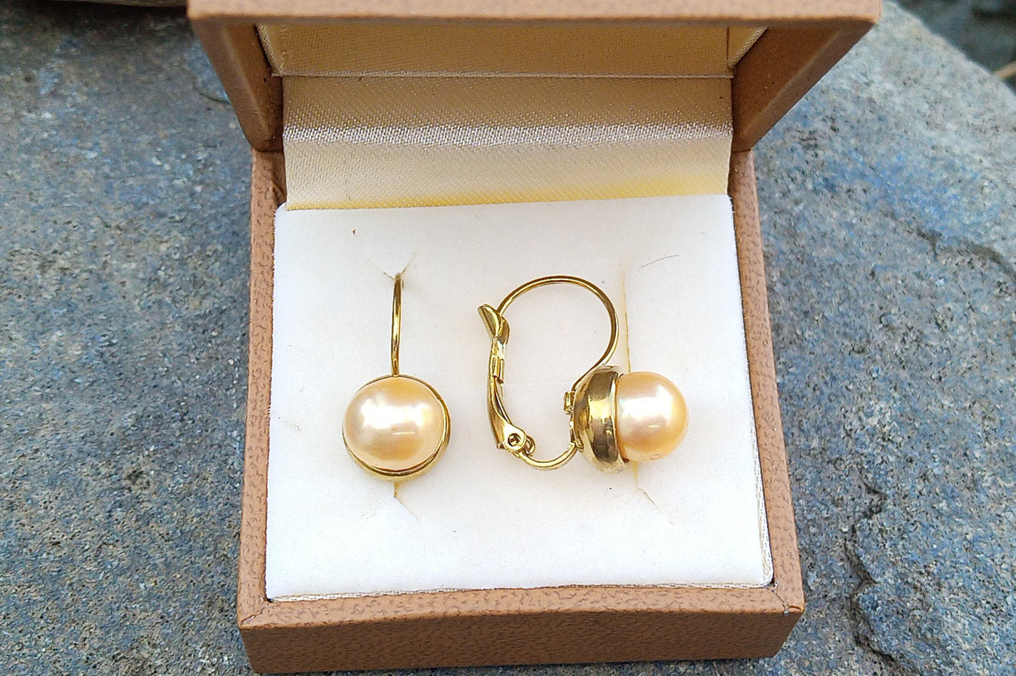 Zlatavé náušnice s jihomořskými perlami – Ztělesnění luxusu