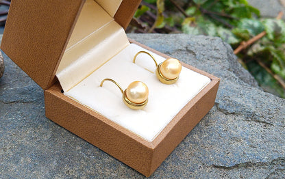 Zlatavé náušnice s jihomořskými perlami – Ztělesnění luxusu