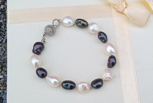 Elegance s nádechem luxusu: Náramek z pravých jihomořských perel