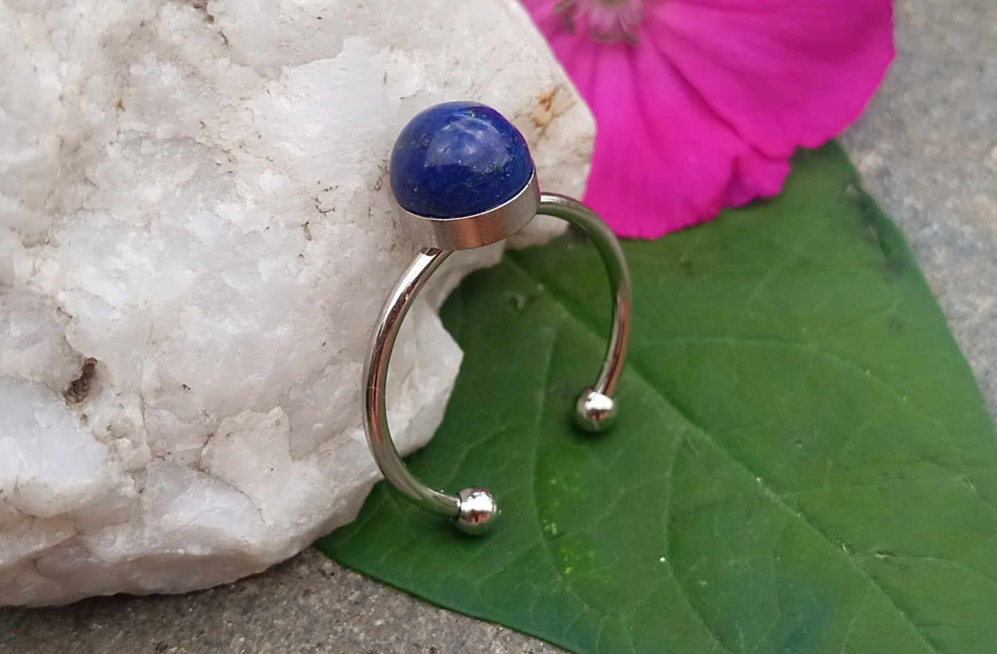 Okouzlující otevřený prsten: Intenzivní modř lapis lazuli