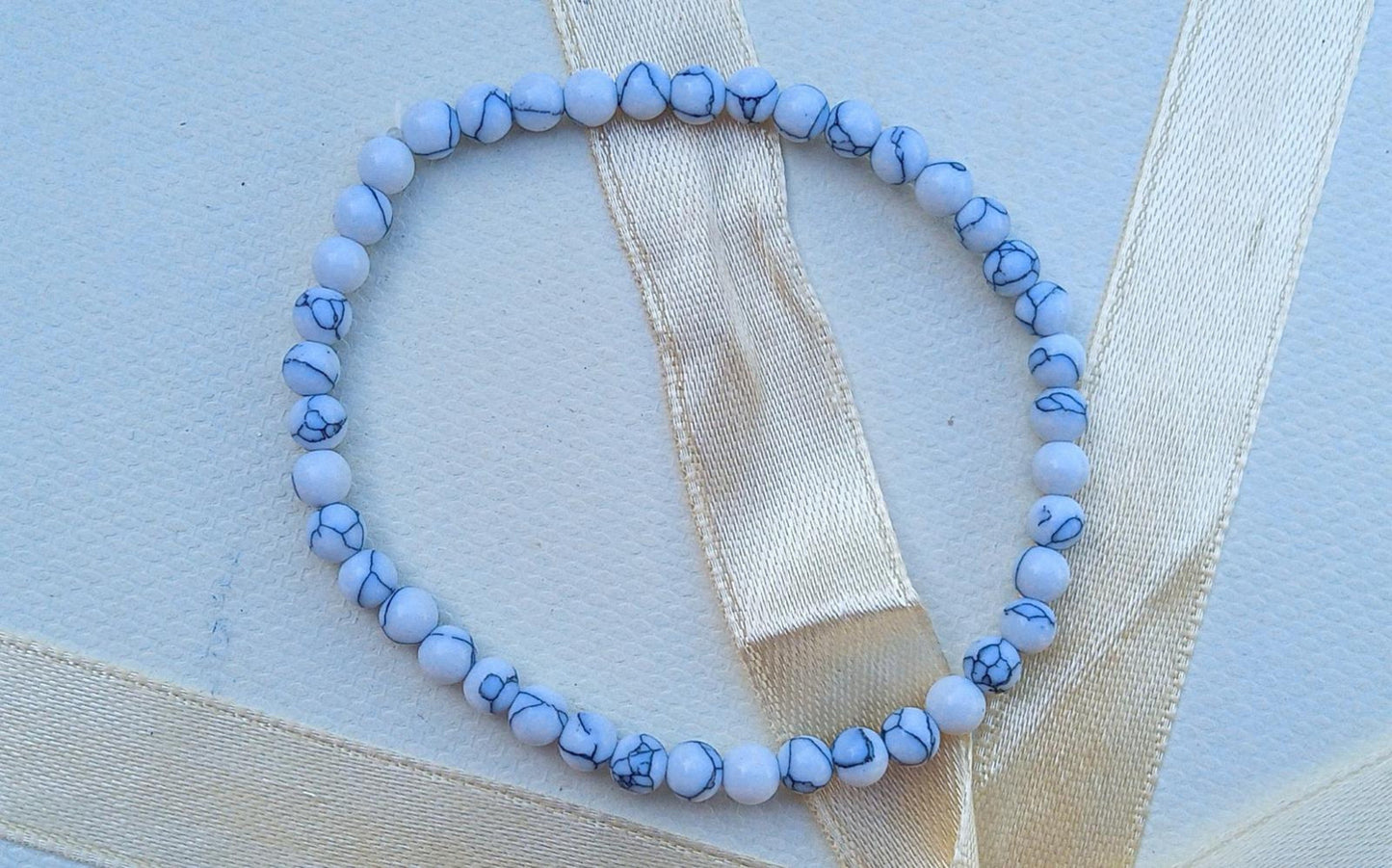 Jemný elegantní pružný náramek z magnezitu (3 mm)