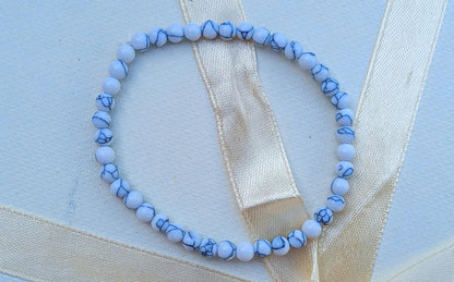Jemný elegantní pružný náramek z magnezitu (3 mm)