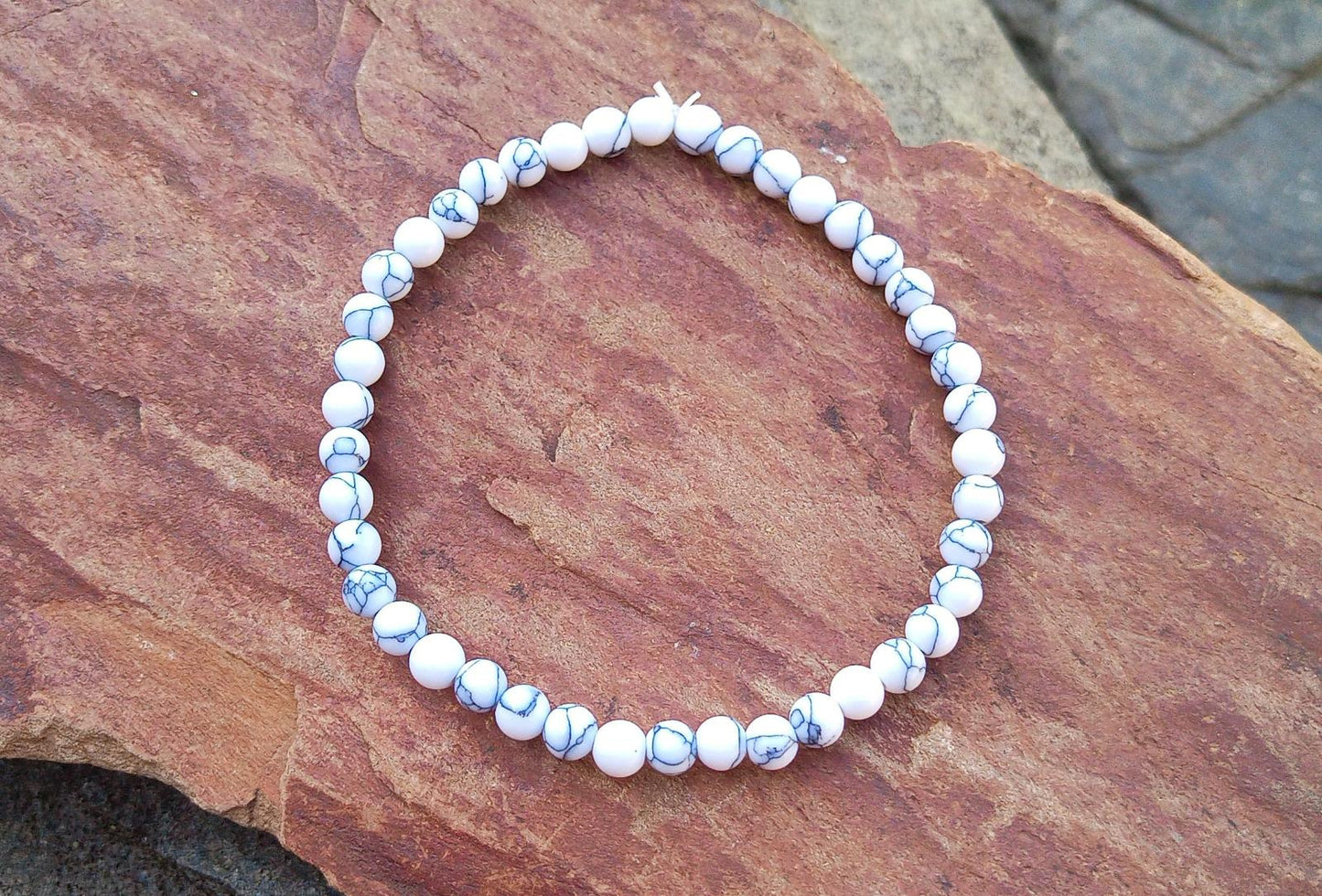 Jemný elegantní pružný náramek z magnezitu (3 mm)