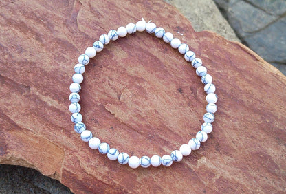 Jemný elegantní pružný náramek z magnezitu (3 mm)