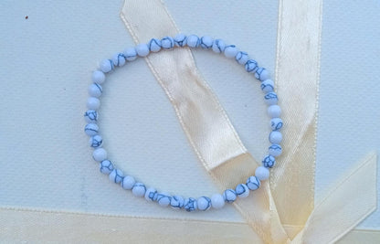 Jemný elegantní pružný náramek z magnezitu (3 mm)