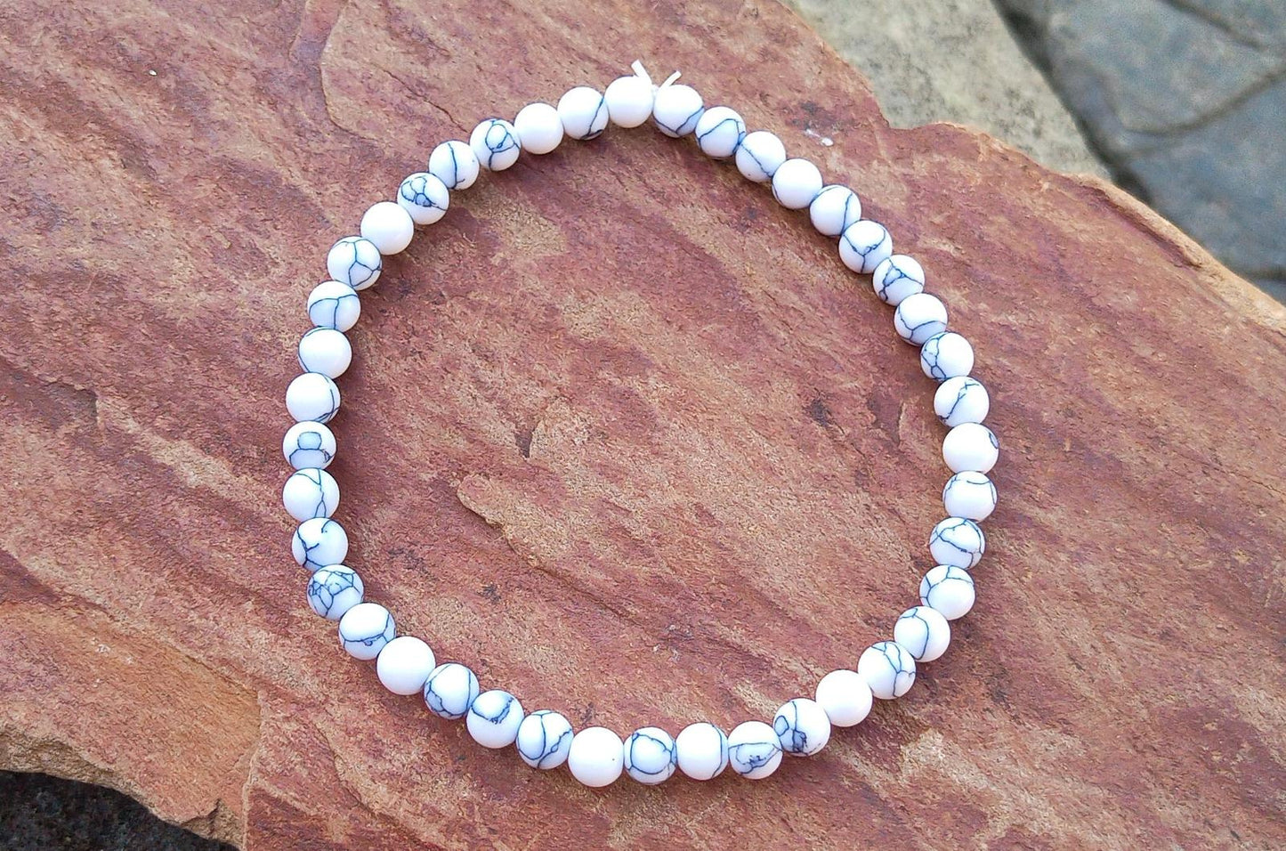 Jemný elegantní pružný náramek z magnezitu (3 mm)