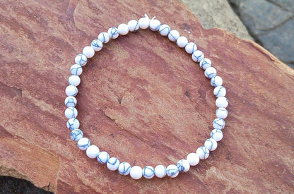 Jemný elegantní pružný náramek z magnezitu (3 mm)