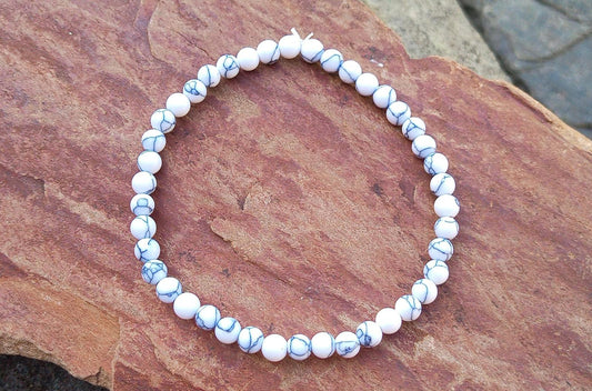 Jemný elegantní pružný náramek z magnezitu (3 mm)