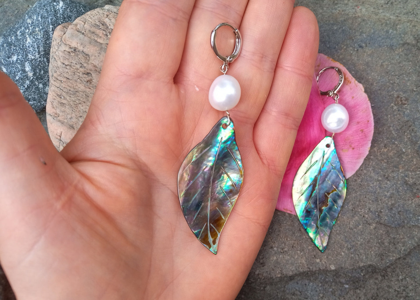 Exotické náušnice s abalone paua perletí a jihomořskými perlami
