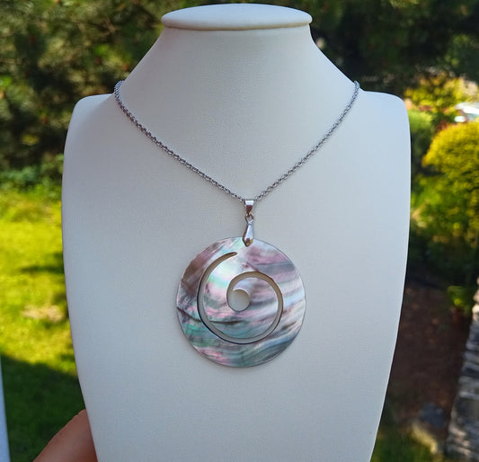 Spirála života: Elegantní náhrdelník z perleti Abalone