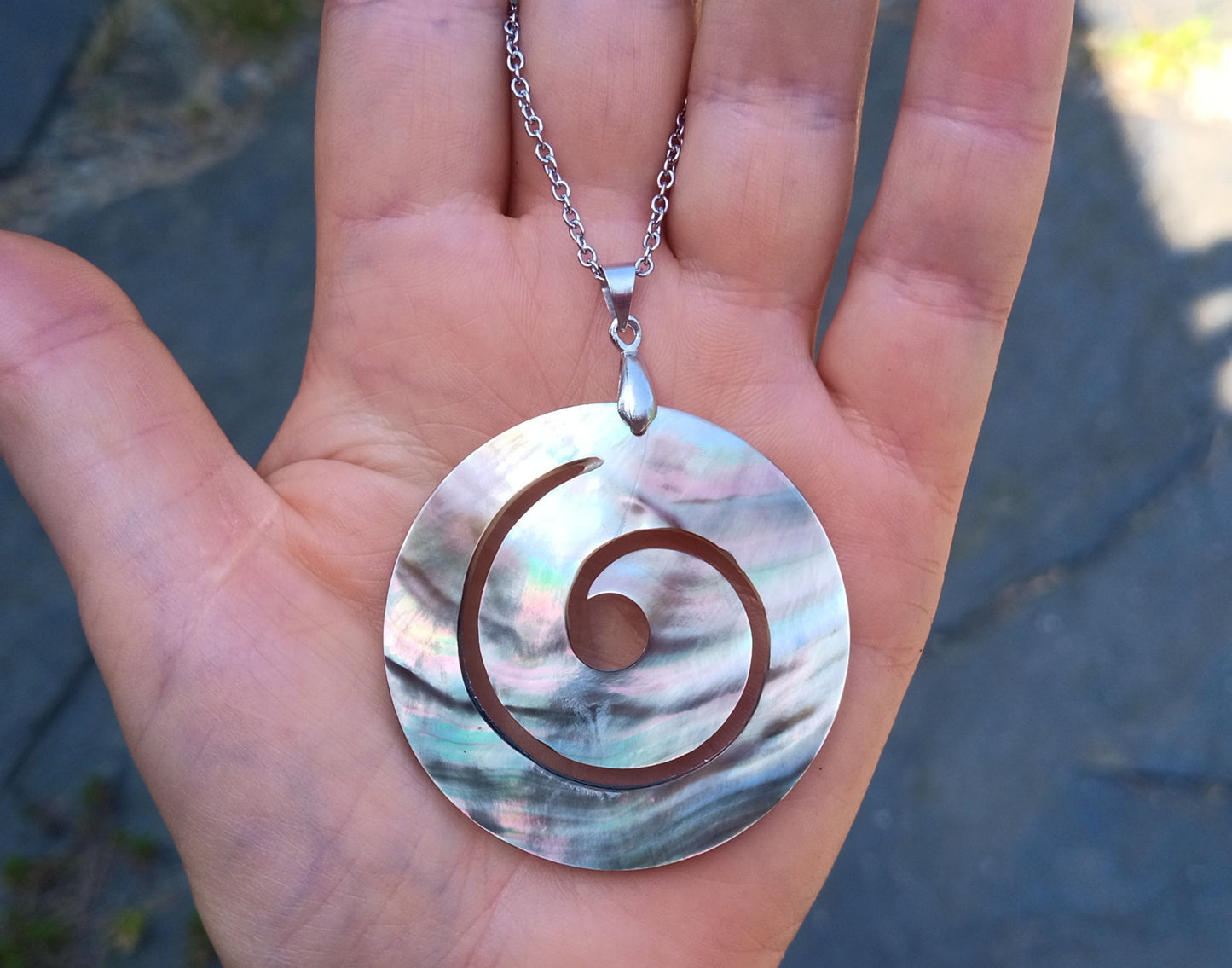 Spirála života: Elegantní náhrdelník z perleti Abalone
