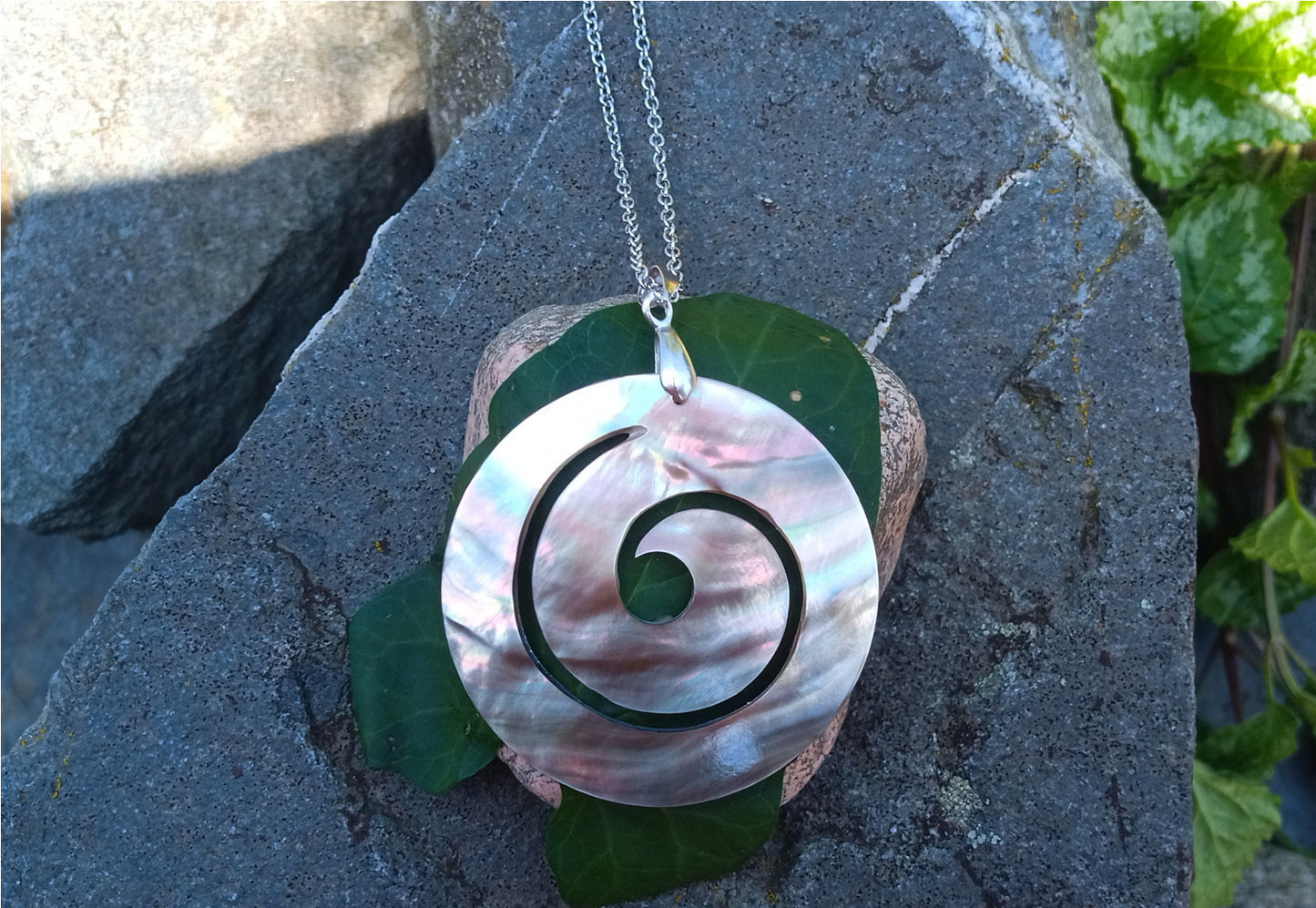 Spirála života: Elegantní náhrdelník z perleti Abalone