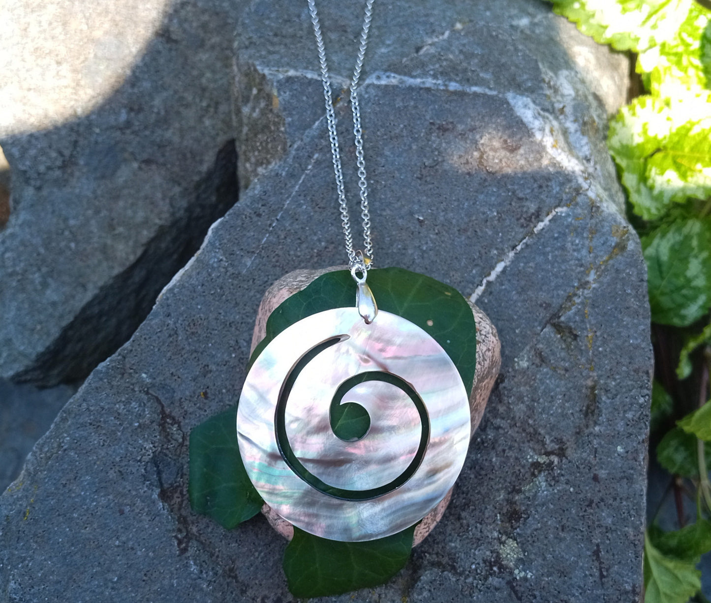 Spirála života: Elegantní náhrdelník z perleti Abalone