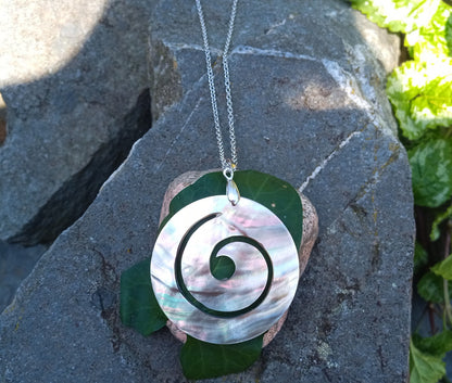 Spirála života: Elegantní náhrdelník z perleti Abalone