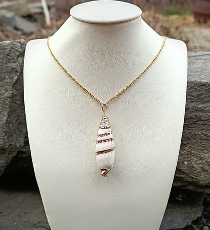 Elegantní náhrdelník s filipínskou mušlí na pozlaceném řetízku z chirurgické oceli