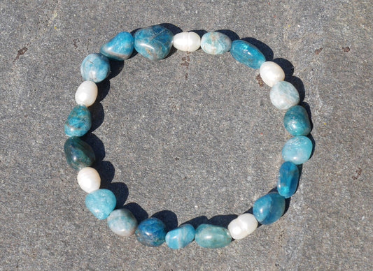 Mořská inspirace: Pružný náramek s apatitem a říčními perlami