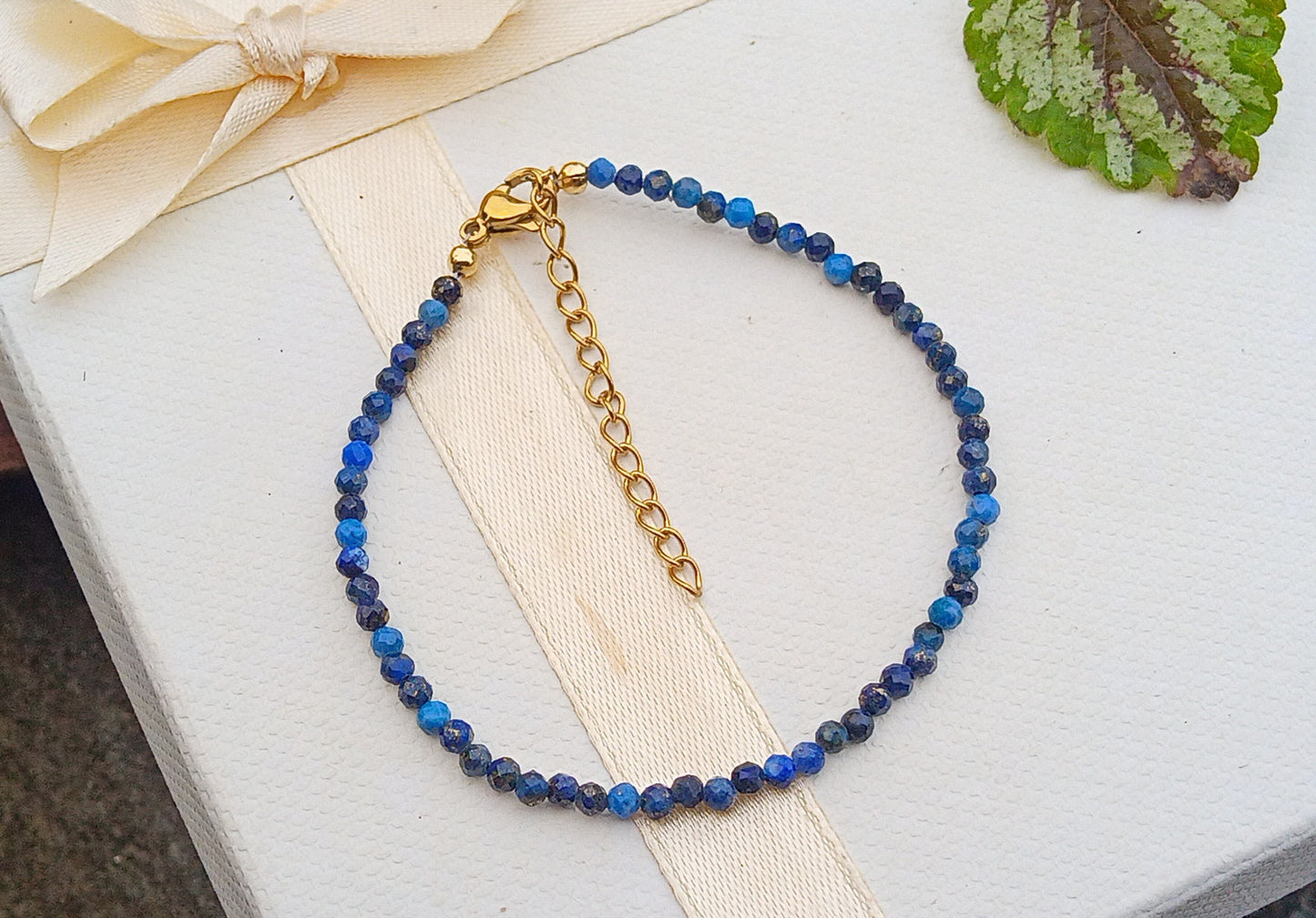 Hvězdná obloha: Jemný náramek z broušeného Lapis lazuli