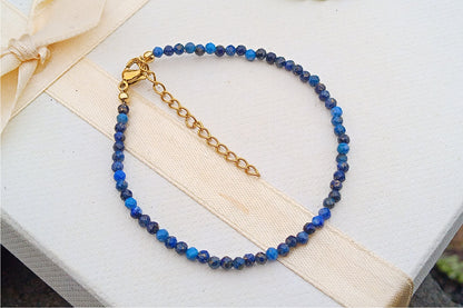 Hvězdná obloha: Jemný náramek z broušeného Lapis lazuli