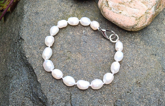 Náramek z bílých říčních perel 10 mm, uzlíkovaný