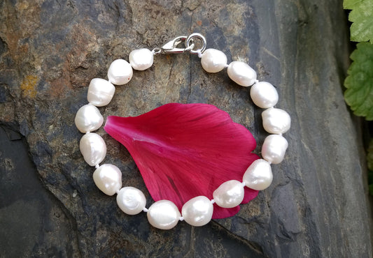 Náramek z bílých říčních perel 10 mm, uzlíkovaný