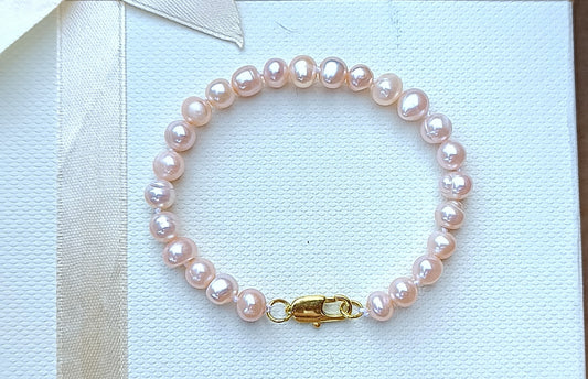 Romantický náramek z lososových perel s uzlíkovou vazbou