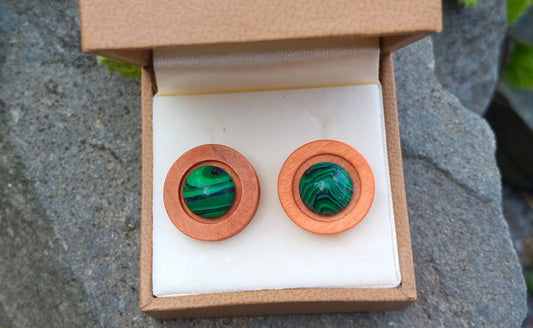 Dřevěné náušnice „Forest Harmony“ s pravým malachitem – Chirurgická ocel