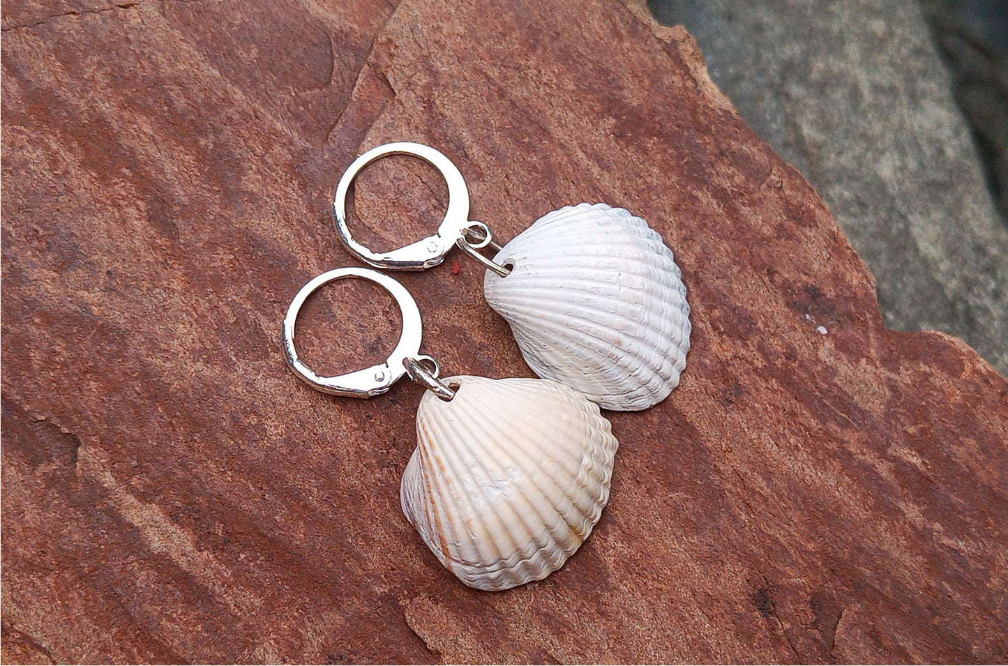 Letní náušnice s přírodními mušlemi – Dotek mořského vánku