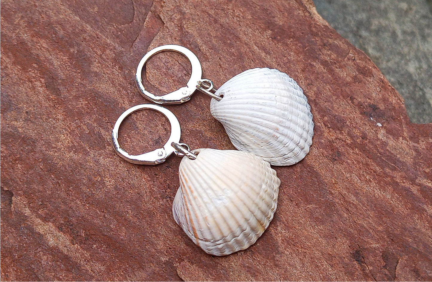 Letní náušnice s přírodními mušlemi – Dotek mořského vánku