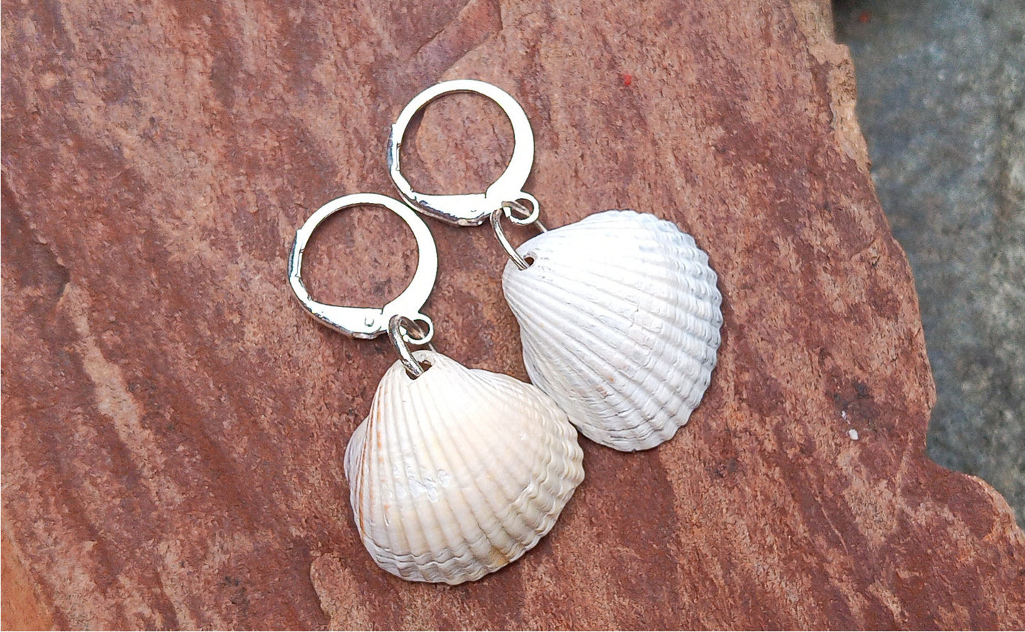 Letní náušnice s přírodními mušlemi – Dotek mořského vánku