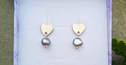 Náušnice s říčními perlami pod srdíčkem z chirurgické oceli