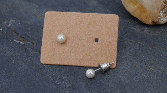 Náušnice puzety s bílými perlami klasika, která neomrzí