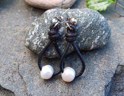 Boho náušnice s říčními perlami na černé kůži – Chirurgická ocel